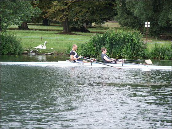 انقاذ المغامر العاري بعد فشله في قطع المحيط الهندي  صورة رقم 3