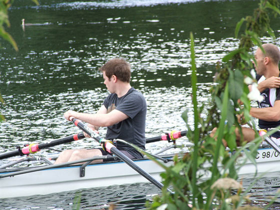 انقاذ المغامر العاري بعد فشله في قطع المحيط الهندي  صورة رقم 11