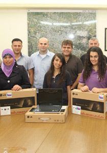 شركة  بيليفون تمنح الحواسيب النقالة للطلاب المتفوقين! صورة رقم 1