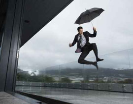 استرالي قفز من الطابق الثالث وسقط على برازيلي كاسرا ظهره! صورة رقم 1