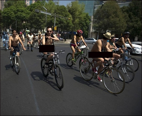 بالصور.. مظاهرة العراة على الدراجات الهوائية في بريطانيا  صورة رقم 10