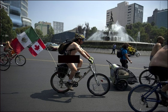 بالصور.. مظاهرة العراة على الدراجات الهوائية في بريطانيا  صورة رقم 3