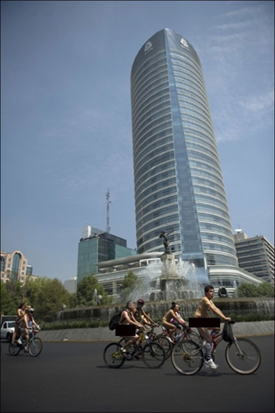 بالصور.. مظاهرة العراة على الدراجات الهوائية في بريطانيا  صورة رقم 12