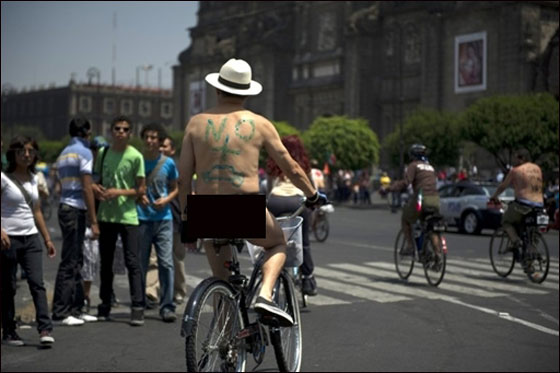 بالصور.. مظاهرة العراة على الدراجات الهوائية في بريطانيا  صورة رقم 5