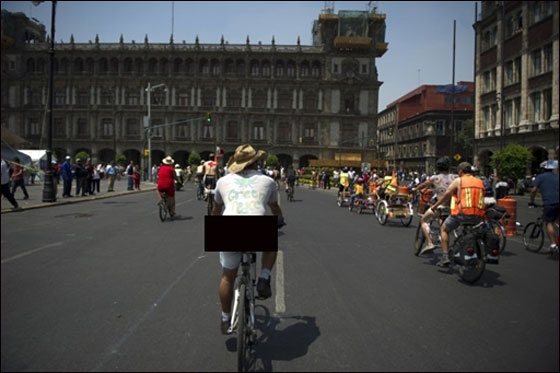 بالصور.. مظاهرة العراة على الدراجات الهوائية في بريطانيا  صورة رقم 8