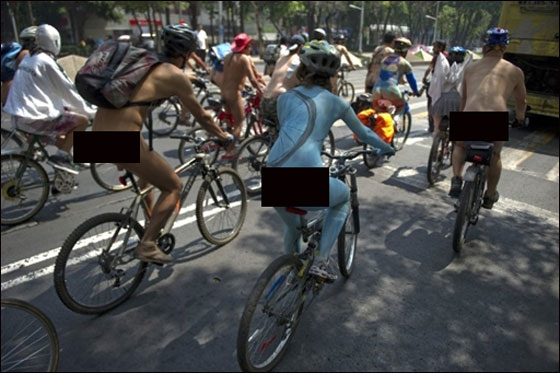 بالصور.. مظاهرة العراة على الدراجات الهوائية في بريطانيا  صورة رقم 6