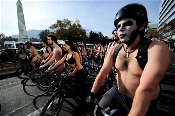 بالصور.. مظاهرة العراة على الدراجات الهوائية في بريطانيا  صورة رقم 7