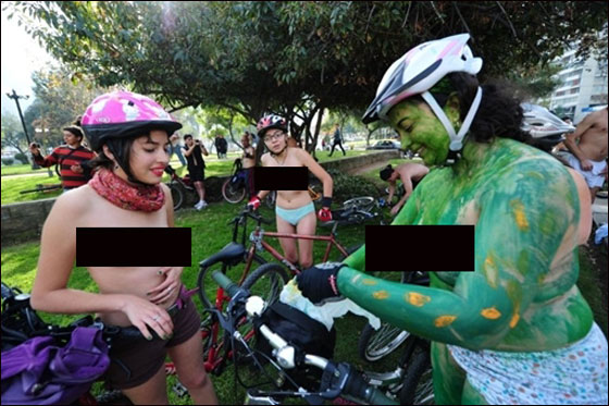 بالصور.. مظاهرة العراة على الدراجات الهوائية في بريطانيا  صورة رقم 17