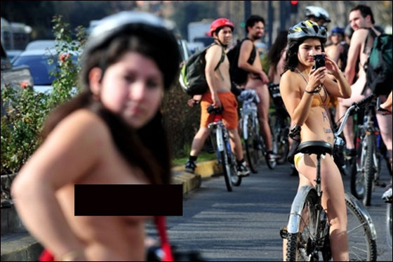 بالصور.. مظاهرة العراة على الدراجات الهوائية في بريطانيا  صورة رقم 24