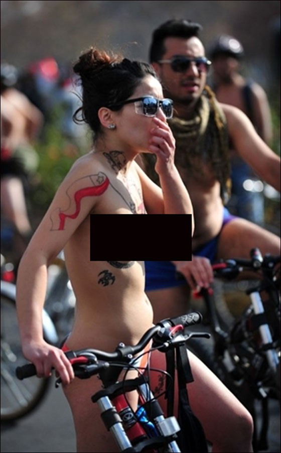 بالصور.. مظاهرة العراة على الدراجات الهوائية في بريطانيا  صورة رقم 9