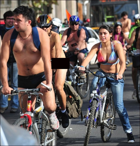 بالصور.. مظاهرة العراة على الدراجات الهوائية في بريطانيا  صورة رقم 13