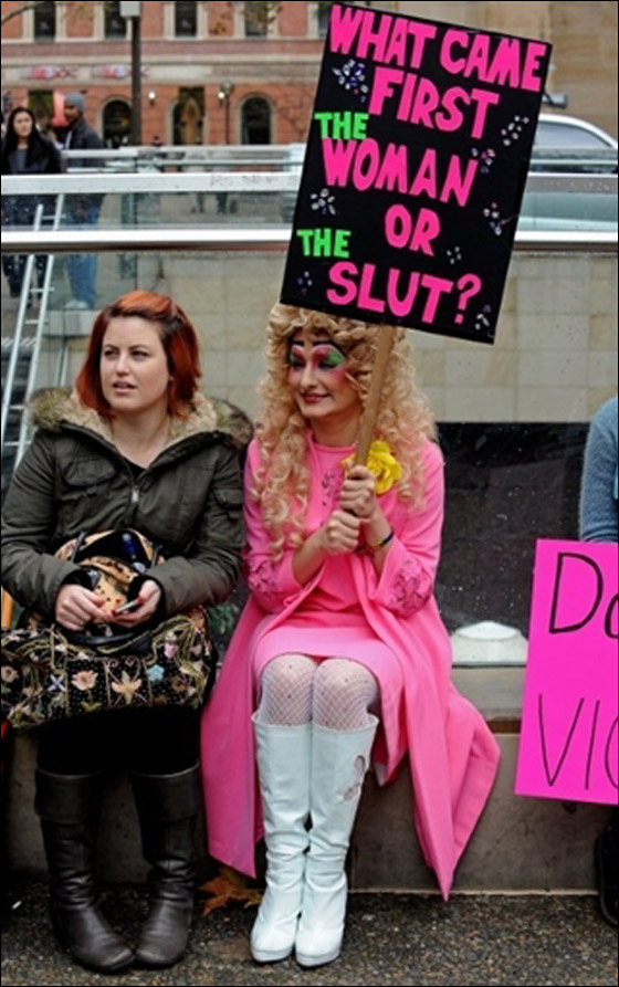 بالصور: النساء تناضلن بلباس العاهرات لمواجهة الاغتصاب!  صورة رقم 3
