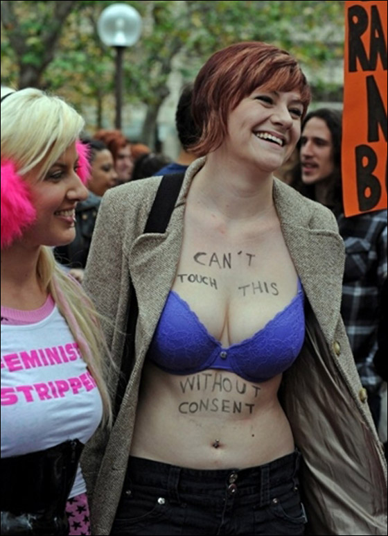 بالصور: النساء تناضلن بلباس العاهرات لمواجهة الاغتصاب!  صورة رقم 5