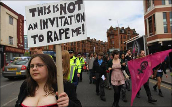 بالصور: النساء تناضلن بلباس العاهرات لمواجهة الاغتصاب!  صورة رقم 8