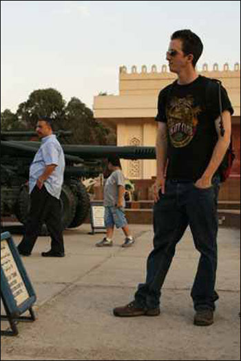 القبض على جاسوس اسرائيلي في مصر.. والشباب يسخرون منه  صورة رقم 14