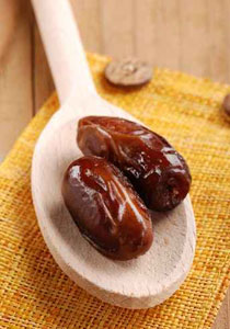 اجبار طالبات على تناول حبات التمر لعلاج طالبة اصيبت بالرقية صورة رقم 1