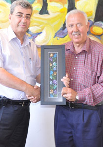 نقابة أطباء الأسنان الفلسطينية تمنح وسام القدس لجمعية أطباء الأسنان العرب صورة رقم 2