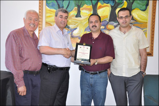 نقابة أطباء الأسنان الفلسطينية تمنح وسام القدس لجمعية أطباء الأسنان العرب صورة رقم 5