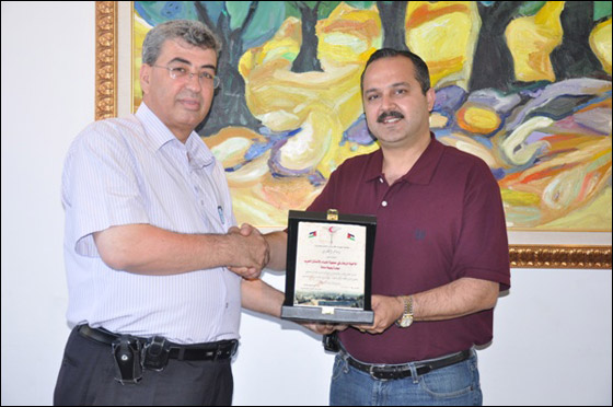 نقابة أطباء الأسنان الفلسطينية تمنح وسام القدس لجمعية أطباء الأسنان العرب صورة رقم 3