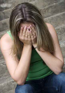 يعذب ابنته ويجبرها على مسح البلاط بلسانها واكل الحشرات! صورة رقم 1