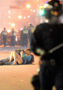 وسط احداث الشغب.. جو عاطفي مشحون لشاب يقبّل حبيبته!! صورة رقم 1