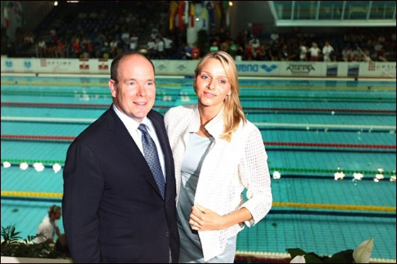 بمناسبة زفافهما.. امير موناكو يهدي خطيبته سيارة كهربائية!  صورة رقم 2