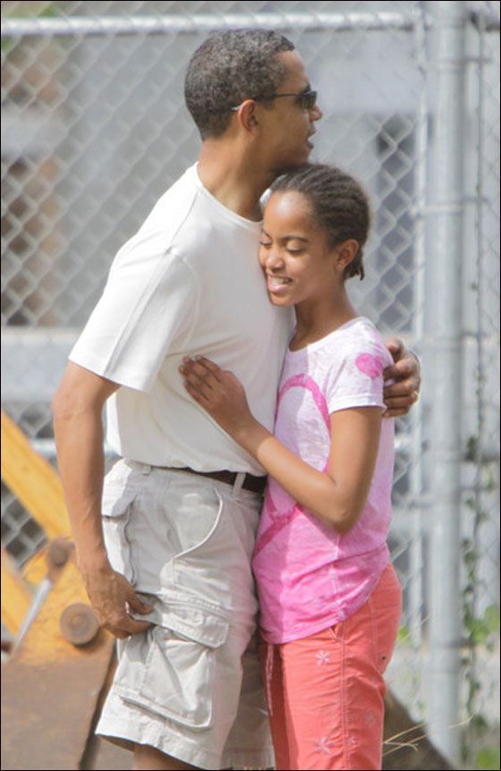 اوباما لا يشعر بالقلق مطلقا من دخول ابنتيه مرحلة المراهقة!  صورة رقم 4