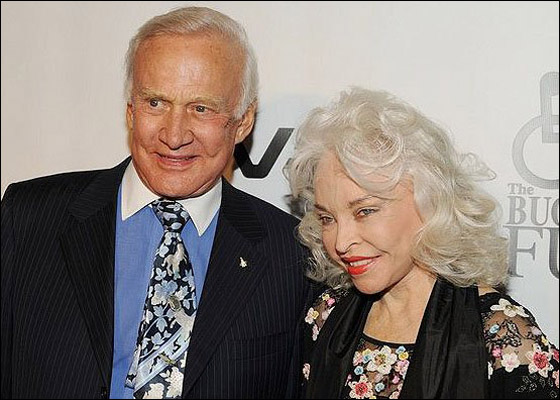 ثاني انسان هبط على سطح القمر.. يطلّق زوجته الثالثة صورة رقم 1 ثاني انسان هبط على سطح القمر.. يطلّق زوجته الثالثة صورة رقم 1