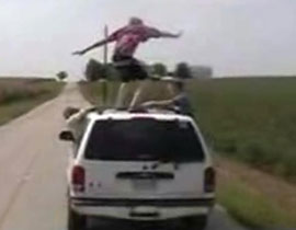 نتيجة التباهي: اعتلى سقف السيارة وهي متحركة فسقط واصيب برأسه! صورة رقم 1