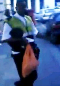 بالصور: شرطي مرور يركن سيارته بمكان غير قانوني.. ليتسوق!  صورة رقم 1