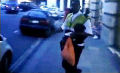 بالصور: شرطي مرور يركن سيارته بمكان غير قانوني.. ليتسوق!  صورة رقم 2