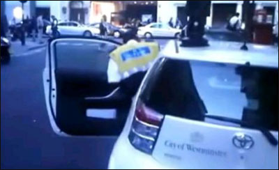 بالصور: شرطي مرور يركن سيارته بمكان غير قانوني.. ليتسوق!  صورة رقم 3