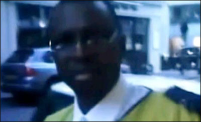 بالصور: شرطي مرور يركن سيارته بمكان غير قانوني.. ليتسوق!  صورة رقم 5