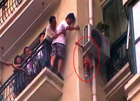 طفل يسقط من الطابق الثامن وينجو باعجوبة بعد ان علق بمكيف هواء! صورة رقم 1