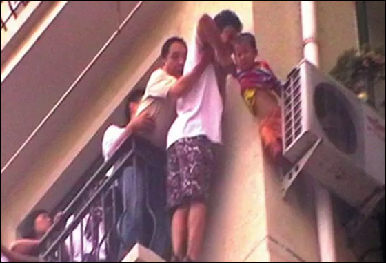 طفل يسقط من الطابق الثامن وينجو باعجوبة بعد ان علق بمكيف هواء! صورة رقم 2