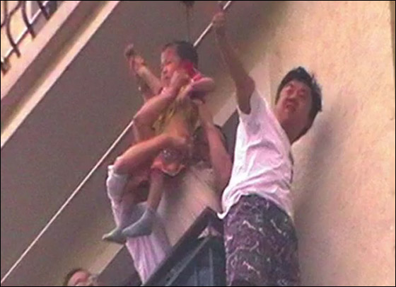 طفل يسقط من الطابق الثامن وينجو باعجوبة بعد ان علق بمكيف هواء! صورة رقم 3