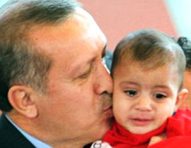 رئيس الوزراء التركي ينسب يتيمة سورية اليه بعد مقتل والديها صورة رقم 1