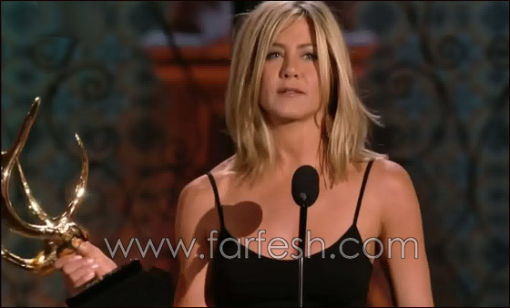 تنورة جنيفر تكشف اكثر مما تخفي!  صورة رقم 6