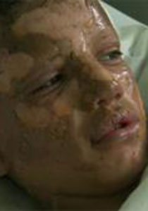 ليبيا: صاروخ القذافي يصيب منزل مدنيين ويتركهم مشتتين ومعذبين! صورة رقم 1