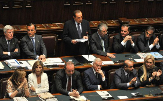 بالصور.. برلسكوني يتمتع بلحظات حميمة مع زميلاته في البرلمان صورة رقم 1 بالصور.. برلسكوني يتمتع بلحظات حميمة مع زميلاته في البرلمان صورة رقم 1