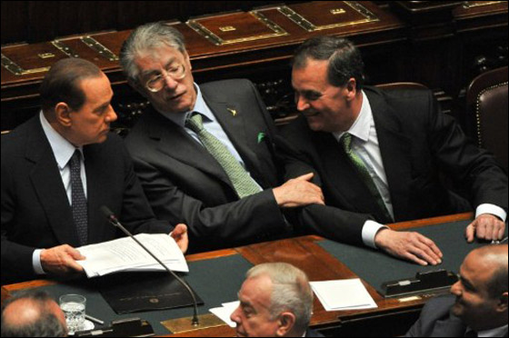 بالصور.. برلسكوني يتمتع بلحظات حميمة مع زميلاته في البرلمان صورة رقم 3 بالصور.. برلسكوني يتمتع بلحظات حميمة مع زميلاته في البرلمان صورة رقم 3