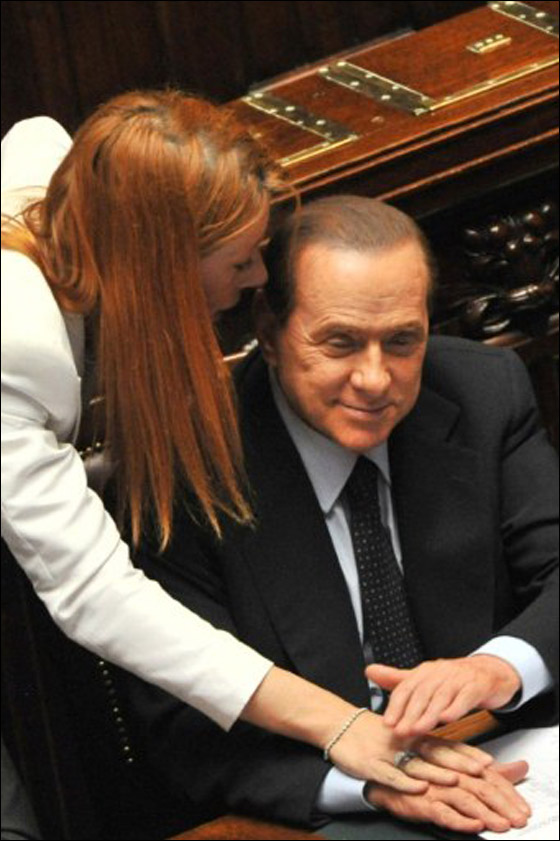 بالصور.. برلسكوني يتمتع بلحظات حميمة مع زميلاته في البرلمان صورة رقم 6 بالصور.. برلسكوني يتمتع بلحظات حميمة مع زميلاته في البرلمان صورة رقم 6