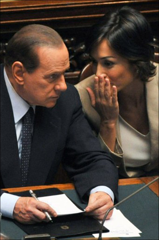 بالصور.. برلسكوني يتمتع بلحظات حميمة مع زميلاته في البرلمان صورة رقم 2 بالصور.. برلسكوني يتمتع بلحظات حميمة مع زميلاته في البرلمان صورة رقم 2