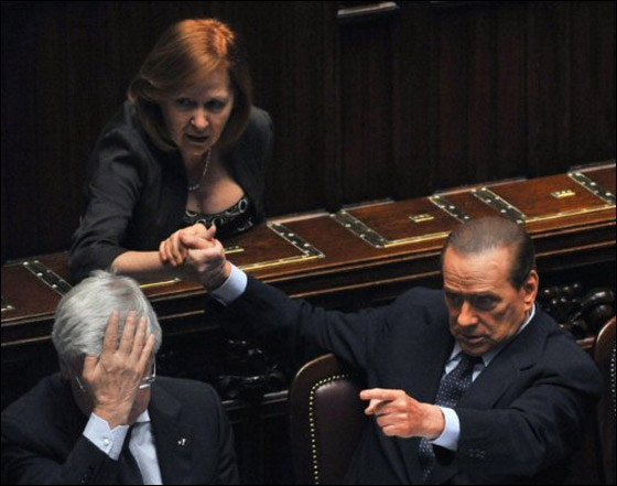 بالصور.. برلسكوني يتمتع بلحظات حميمة مع زميلاته في البرلمان صورة رقم 8 بالصور.. برلسكوني يتمتع بلحظات حميمة مع زميلاته في البرلمان صورة رقم 8