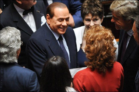 بالصور.. برلسكوني يتمتع بلحظات حميمة مع زميلاته في البرلمان صورة رقم 4 بالصور.. برلسكوني يتمتع بلحظات حميمة مع زميلاته في البرلمان صورة رقم 4