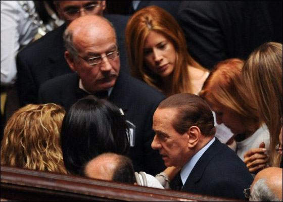 بالصور.. برلسكوني يتمتع بلحظات حميمة مع زميلاته في البرلمان صورة رقم 7 بالصور.. برلسكوني يتمتع بلحظات حميمة مع زميلاته في البرلمان صورة رقم 7