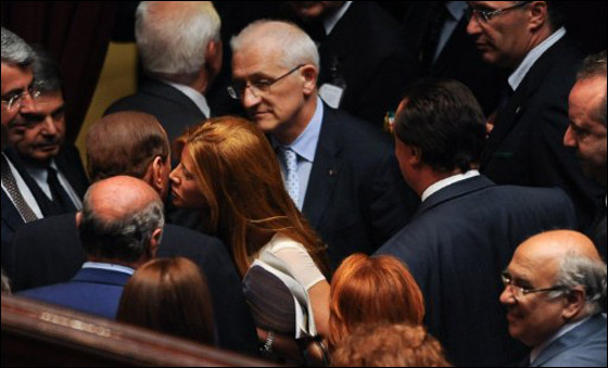 بالصور.. برلسكوني يتمتع بلحظات حميمة مع زميلاته في البرلمان صورة رقم 5 بالصور.. برلسكوني يتمتع بلحظات حميمة مع زميلاته في البرلمان صورة رقم 5
