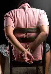 بكل وحشية: دفن طفله حيا.. لان عيونه زرقاء ولا يشبه اشقائه! صورة رقم 2