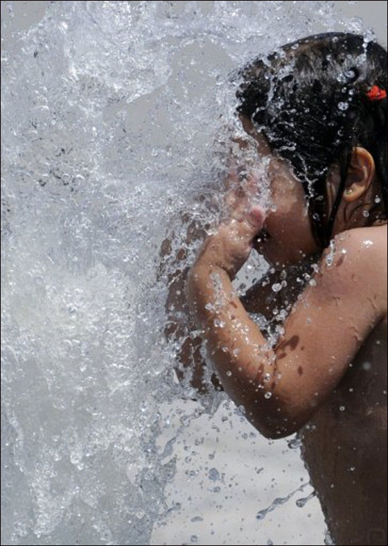 بالصور: الحر الشديد اكثر قسوة من البرد القارس في دول اوروبا!  صورة رقم 5