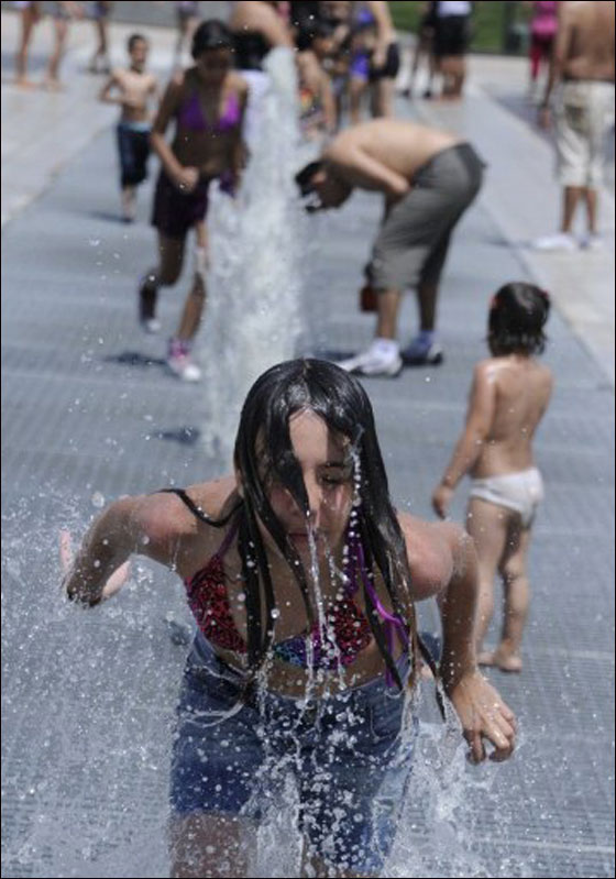 بالصور: الحر الشديد اكثر قسوة من البرد القارس في دول اوروبا!  صورة رقم 13